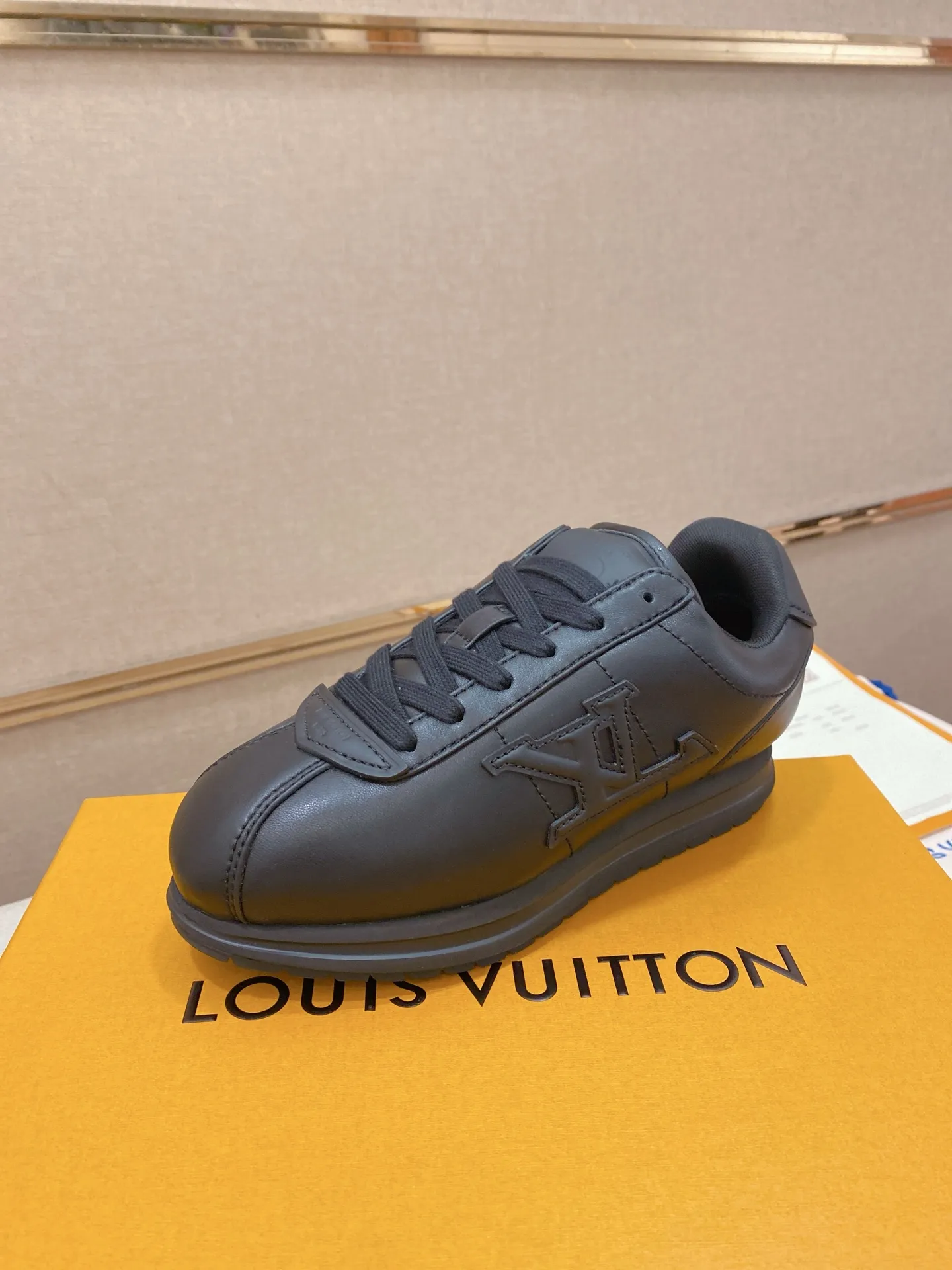 Men's shoes💰: Couple style 700💰LOUIS VUITTON Footint Soccer sneakers‼ ️ The top version, the same sneakers for LV couples. You will look fashionable when you wear them. This Footint Soccer sneaker was unveiled in the 2025 spring and summer series fashion show. The tongue is embellished with the Lvers United badge inspired by the football team. The rubber sole of the foot is decorated with multiple Louis Vuitton logos. The original latest packaging. Fabric: original imported cowhide. Lining: original imported breathable mesh. Foot pad: original injection molding pad. Outsole: original molded T combination outsole. Size: 35-45.